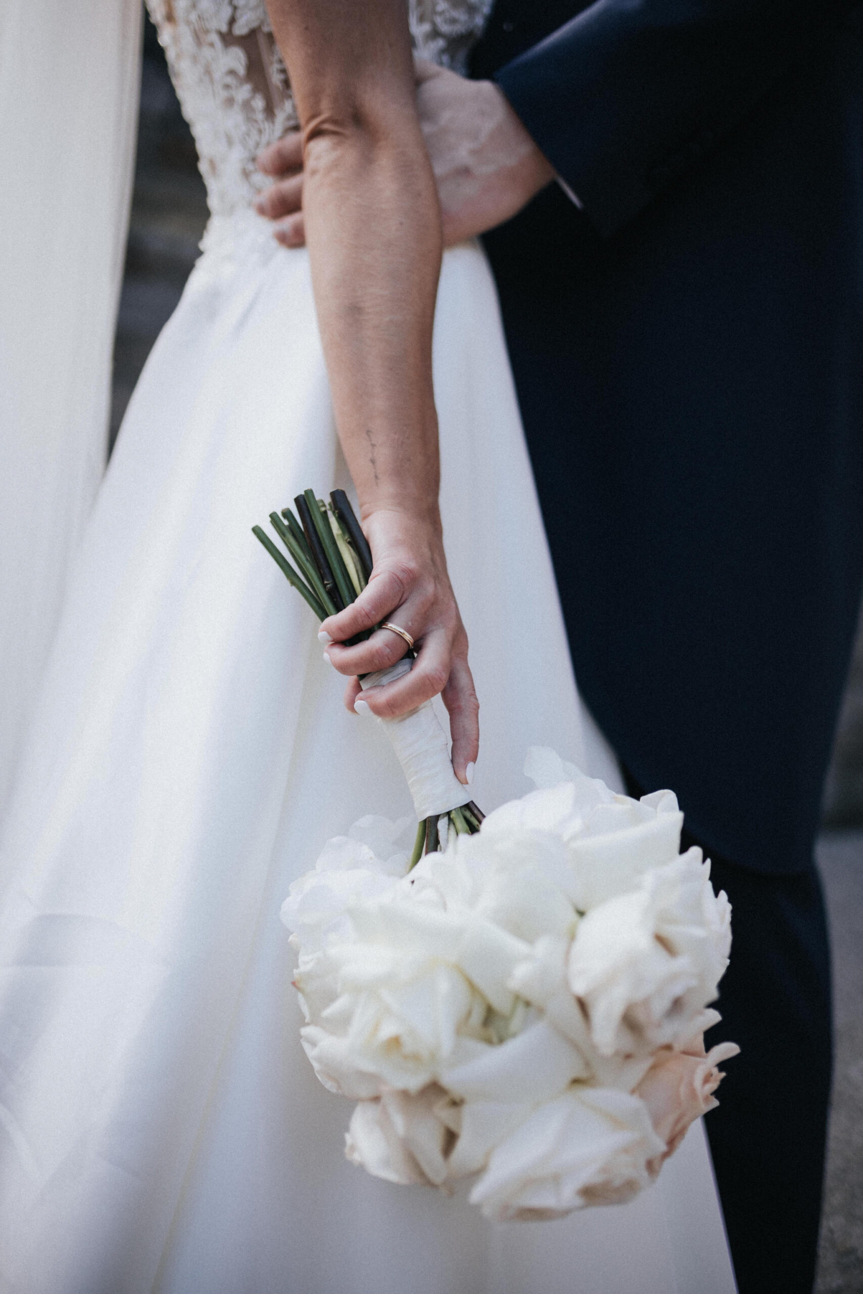 Hochzeit-auf-Gut-Nettehammer-Paarbilder Brautstrauß weiße Rosen