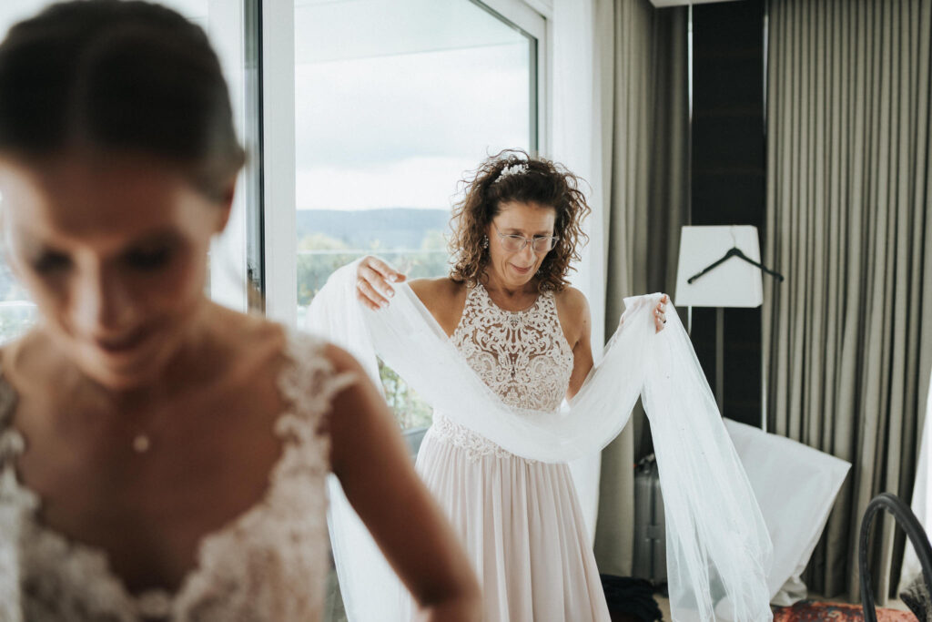 Hochzeit-auf-Gut-Nettehammer Brautmutter hält den Schleier