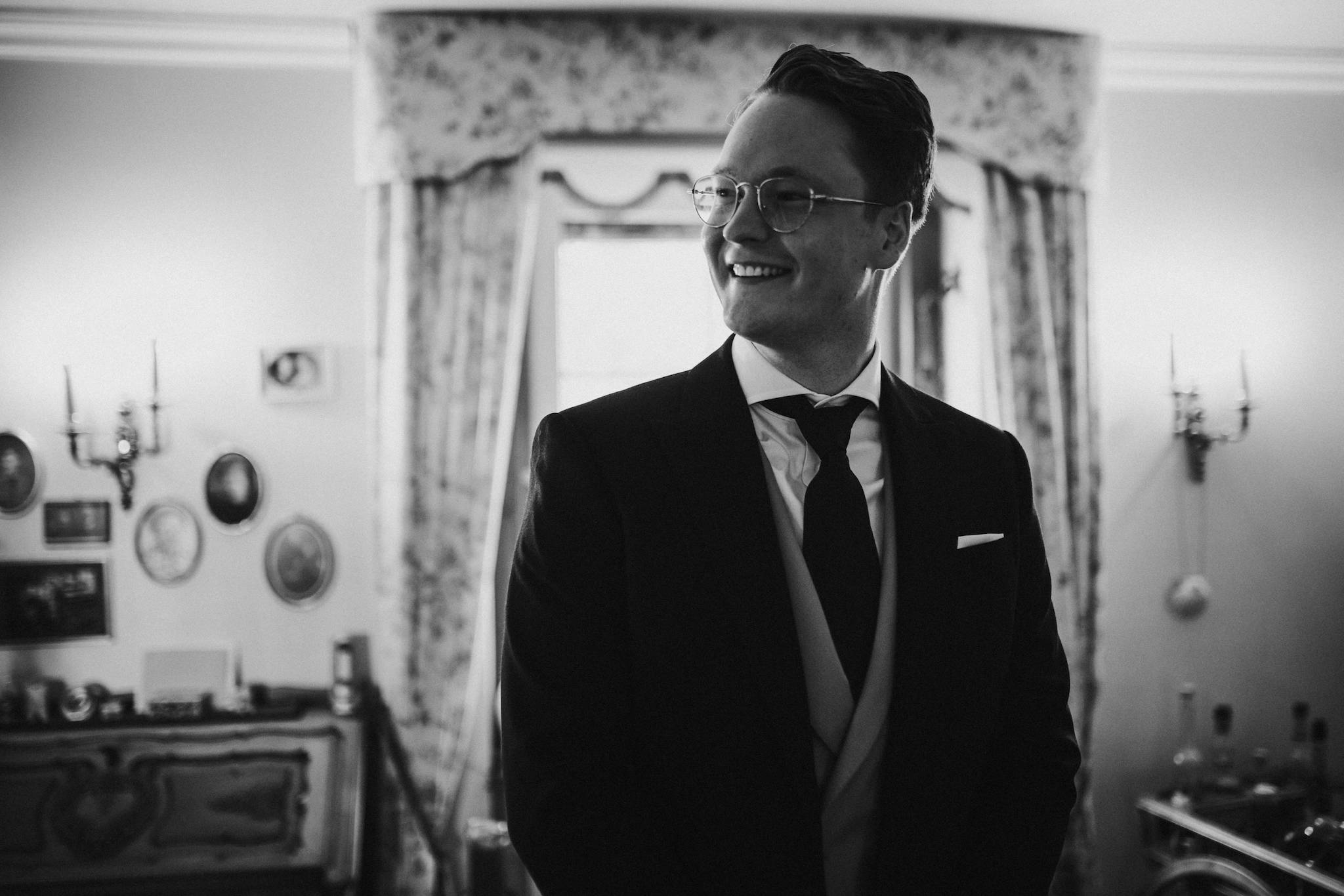 Hochzeit-auf-Gut-Nettehammer Bräutigam in Schwarz Weiss