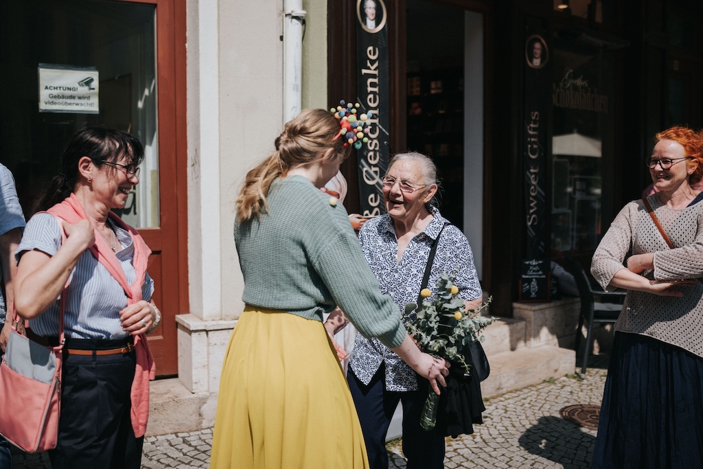 hochzeit-in-weimar.jpg Braut mit ihrer Großmutter
