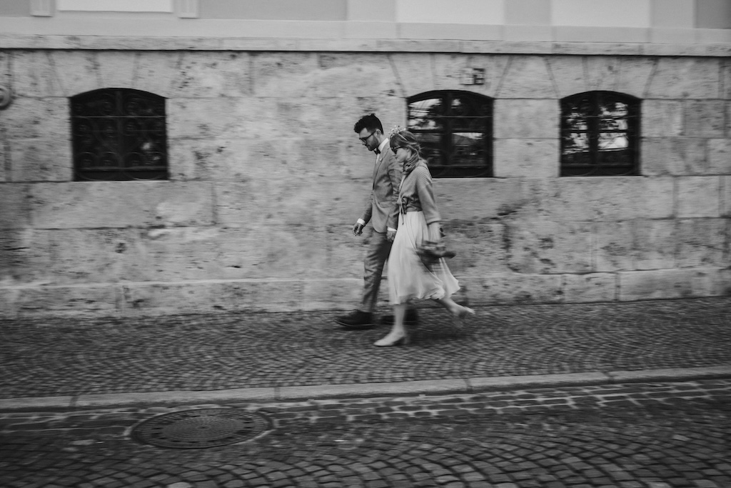 hochzeit-in-weimar.jpg Brautpaar läuft vor einer Steinwand mit Bewegungsunschärfe
