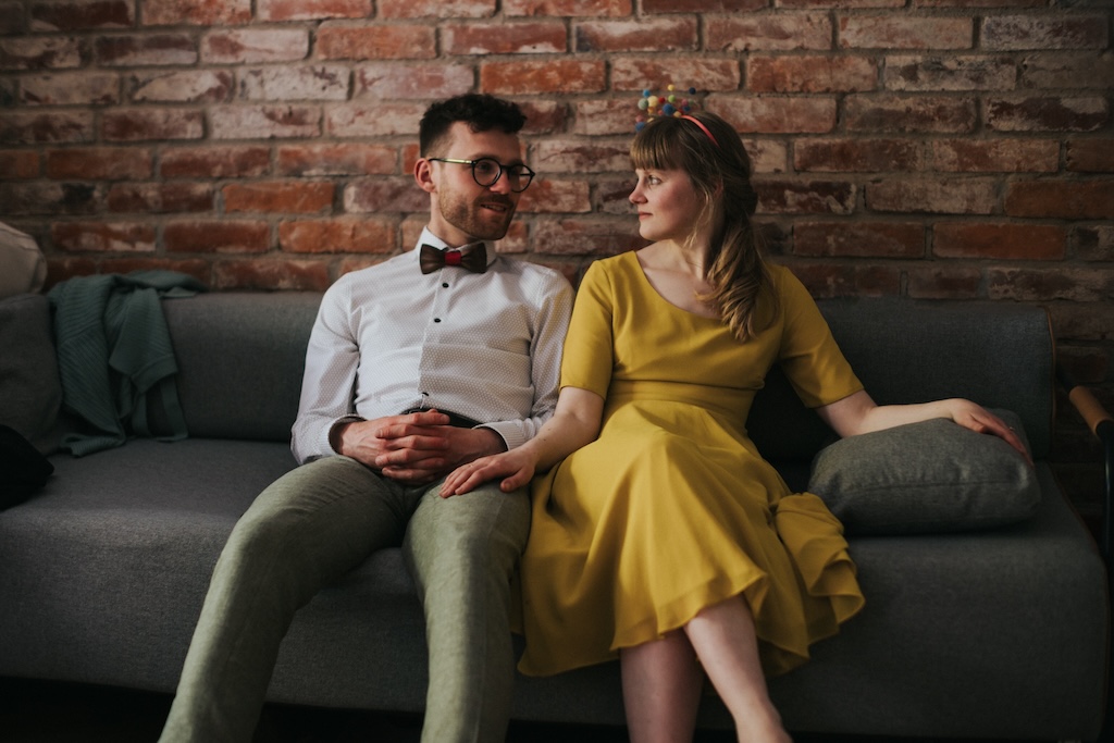 hochzeit-in-weimar.jpg Brautpaar sitzt auf einer Couch und schaut sich vertraut in die Augen