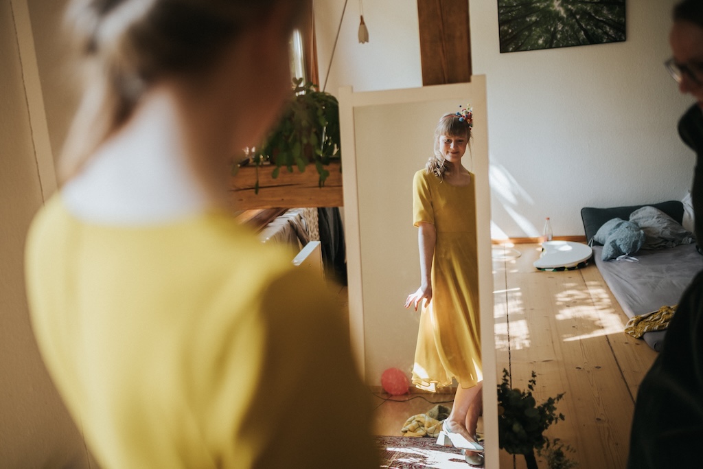 hochzeit-in-weimar.jpg Braut betrachtet sich im Spiegel.