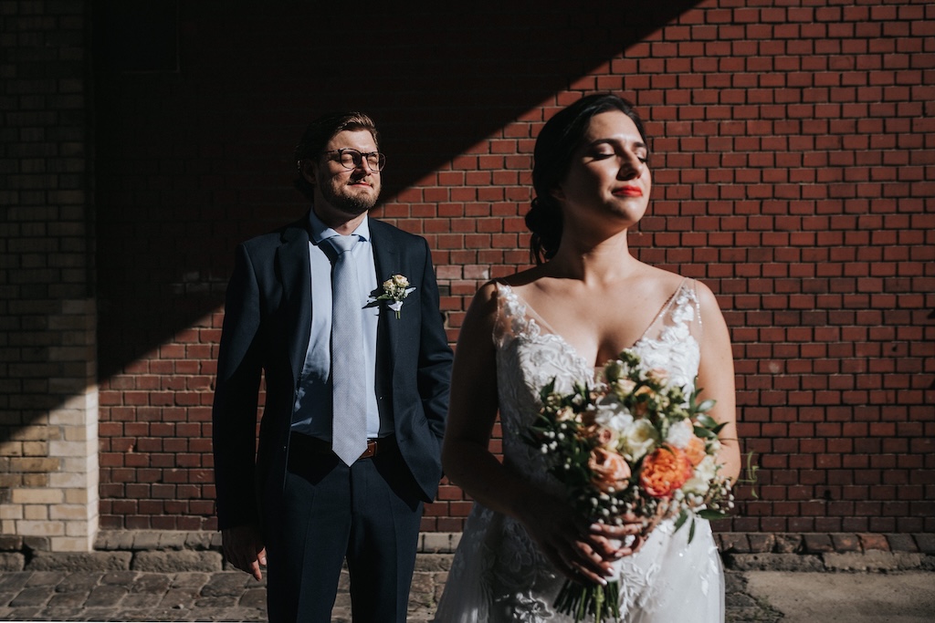 Hochzeitsfotograf Frankfurt Brautpaar Portrait im Seitenlicht vor einer Backsteinmauer