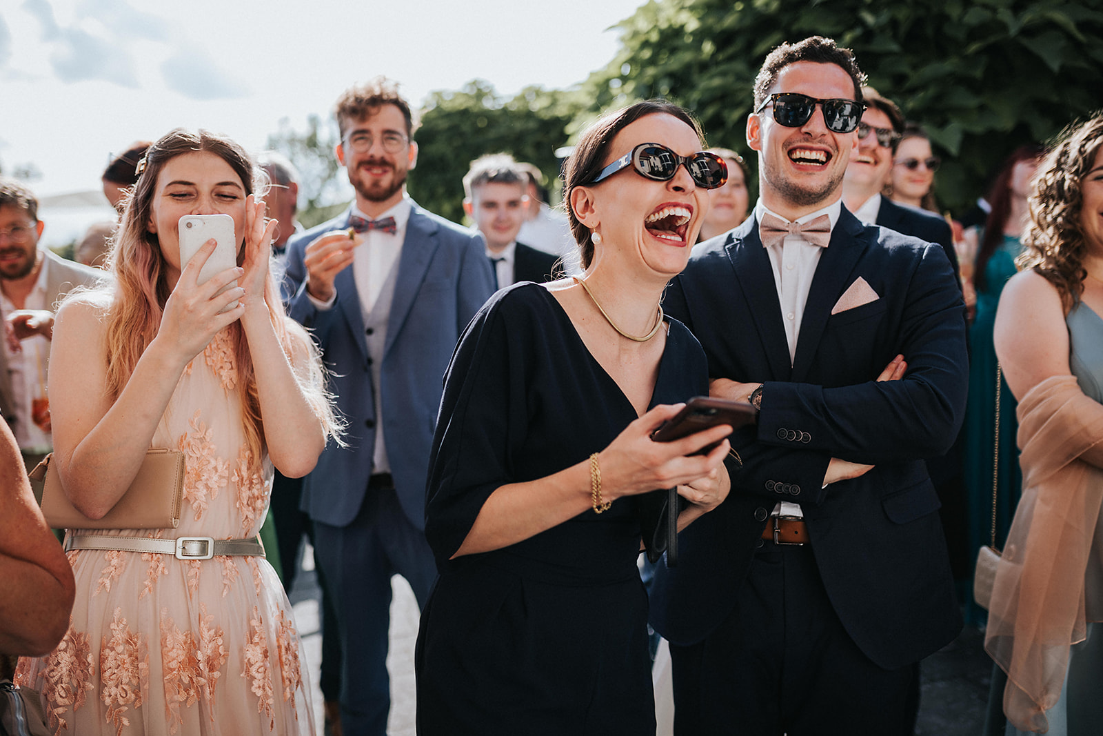 Hochzeitsfotograf Rheingau Gast der Hochzeit lacht herzlich