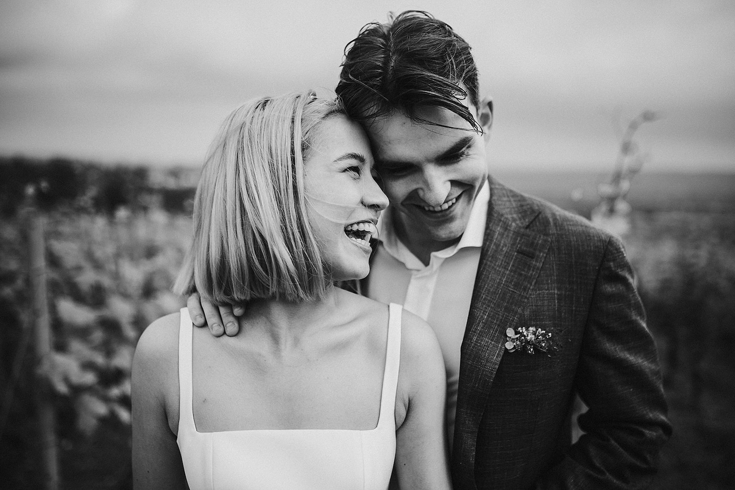 Lachendes Brautpaar in den Weinbergen mit Hochzeitsfotograf Burg Schwarzenstein