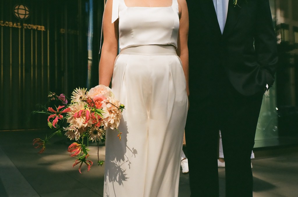 braut und bräutigam mit strauß