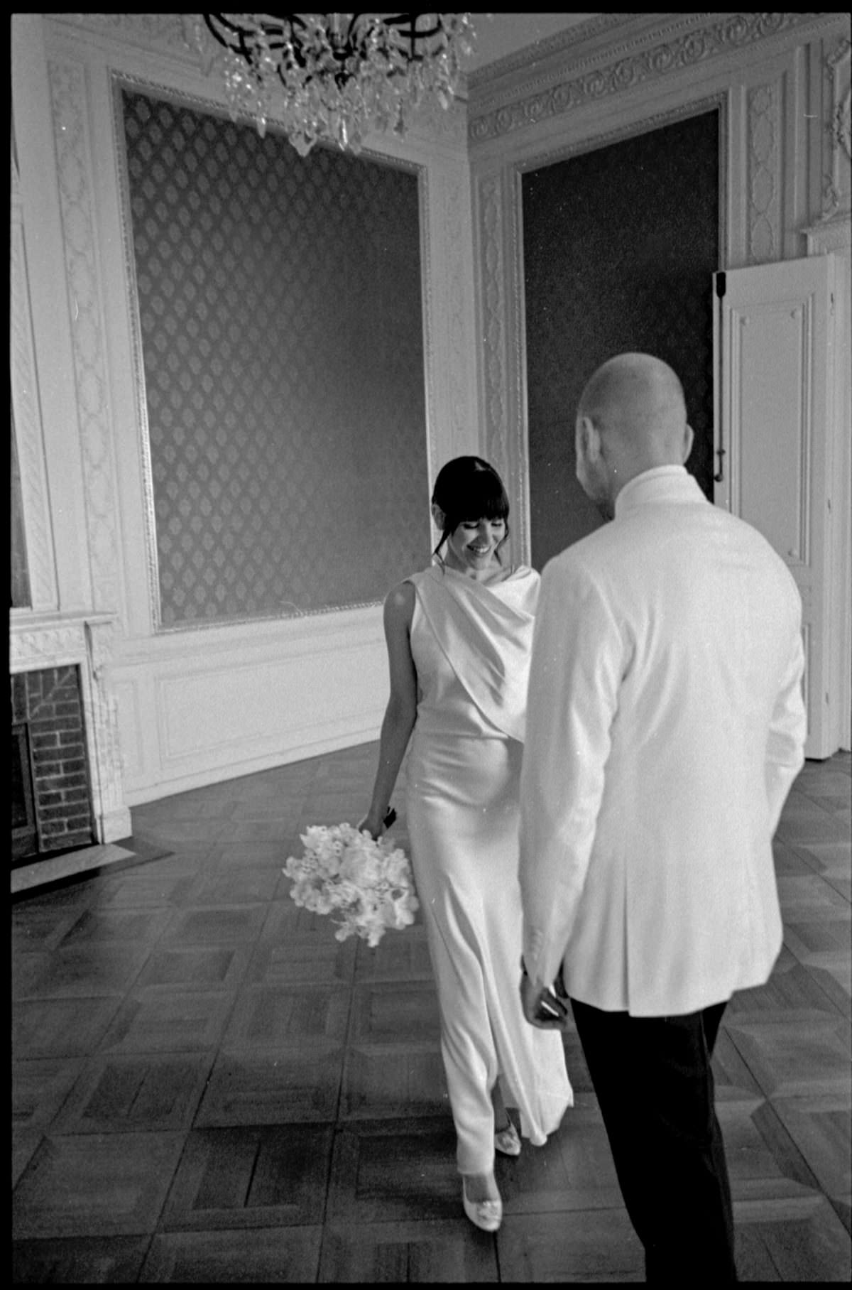 First Look vom Brautpaar in Schwarzweiss